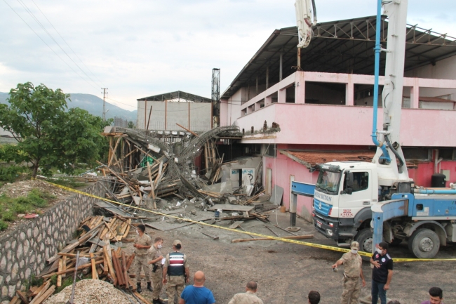 Amasya'da inşaat halindeki bina çöktü, 4 işçi kurtarıldı
